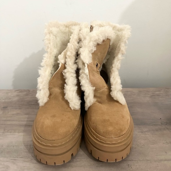Sam Edelman Tan Ankle Boots with Cream Fur Trim - Picture 2 of 7